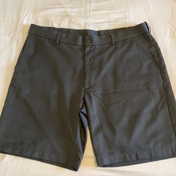 PGA Tour Men’s Golf Shorts - Size 42 - Picture 1 of 9